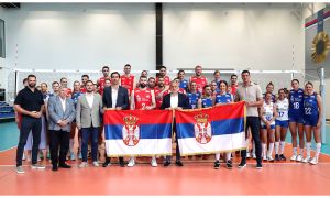 Ministar Gajić predao zastave Republike Srbije Maji Ognjenović i Urošu Kovačeviću