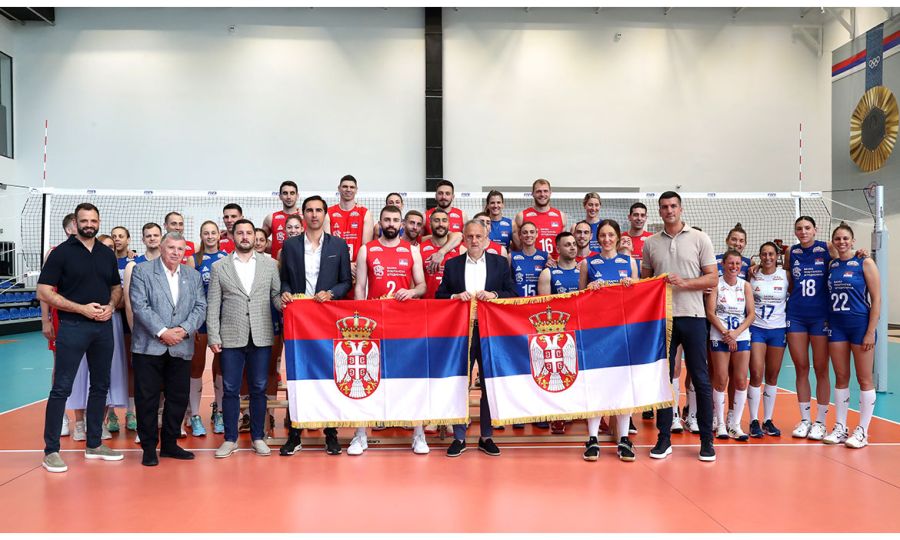 Ministar Gajić predao zastave Republike Srbije Maji Ognjenović i Urošu Kovačeviću