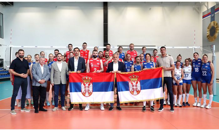 Ministar Gajić predao zastave Republike Srbije Maji Ognjenović i Uro&scaron;u Kovačeviću