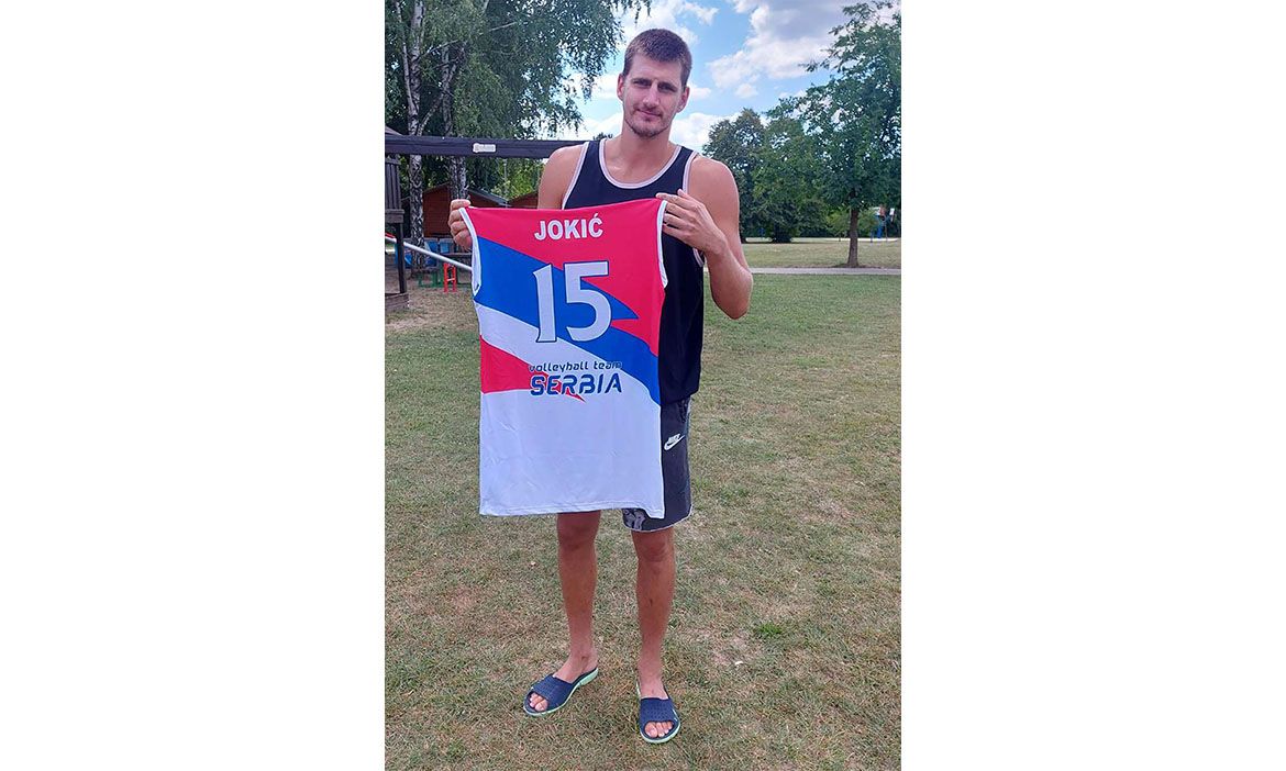 Nikoli Jokiću uručen dres reprezentacije Srbije u odbojci na pesku