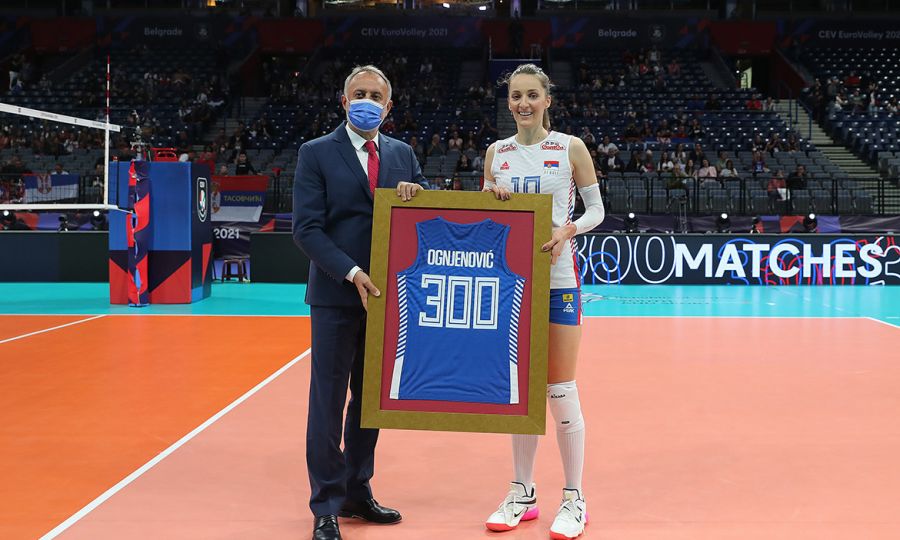 Maji Ognjenović uručen poklon povodom jubilarne 300. utakmice